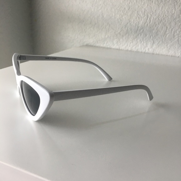 Vintage White Frame Cat Eye Sunglasses - Picture 4 of 4